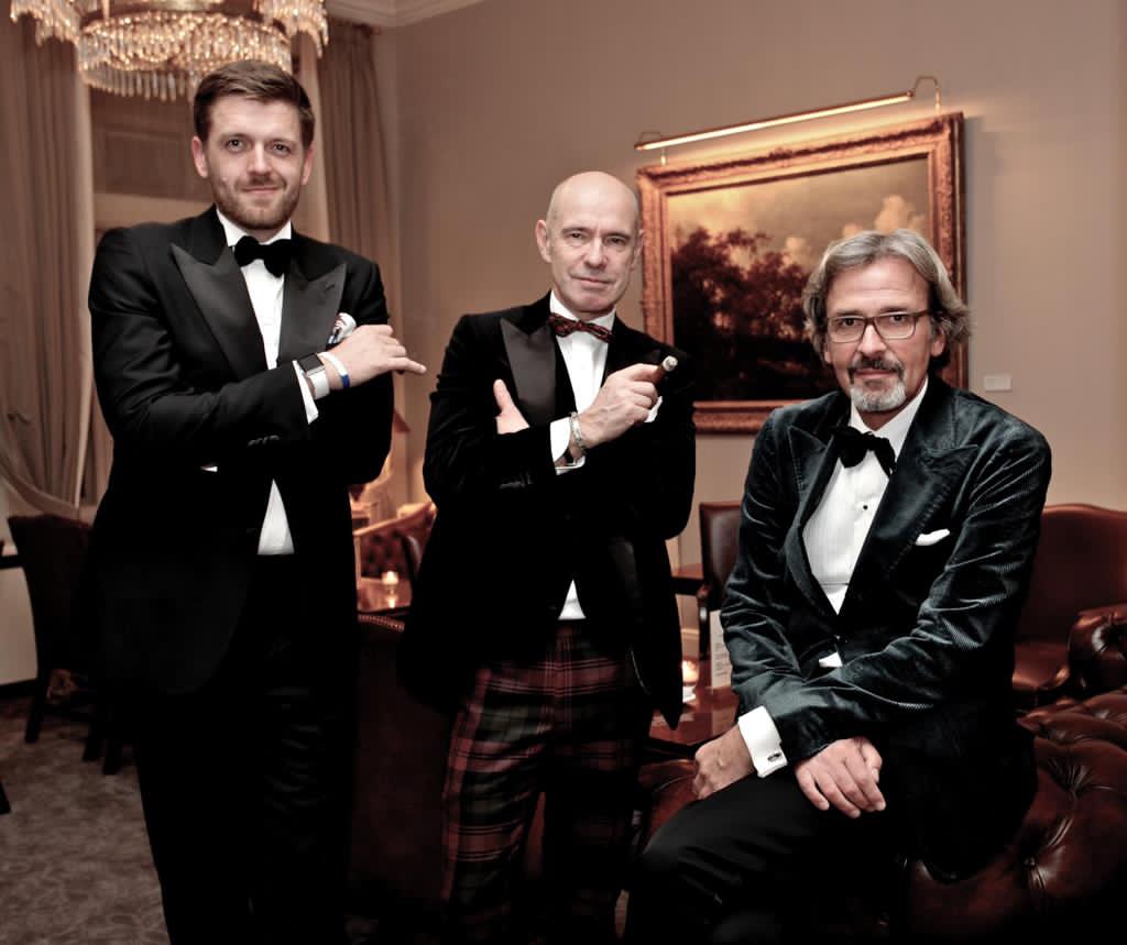 Drei Herren in individueller Black-Tie-Garderobe bei einem festlichen Abend