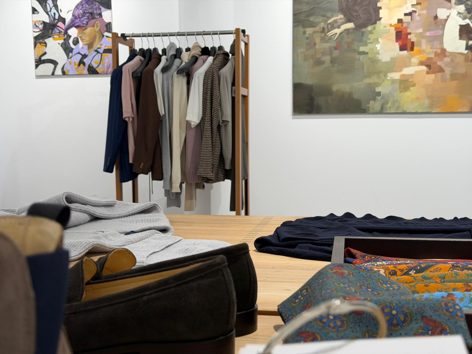 Ausgewählte Kleidung und Accessoires im Veranstaltungsraum
