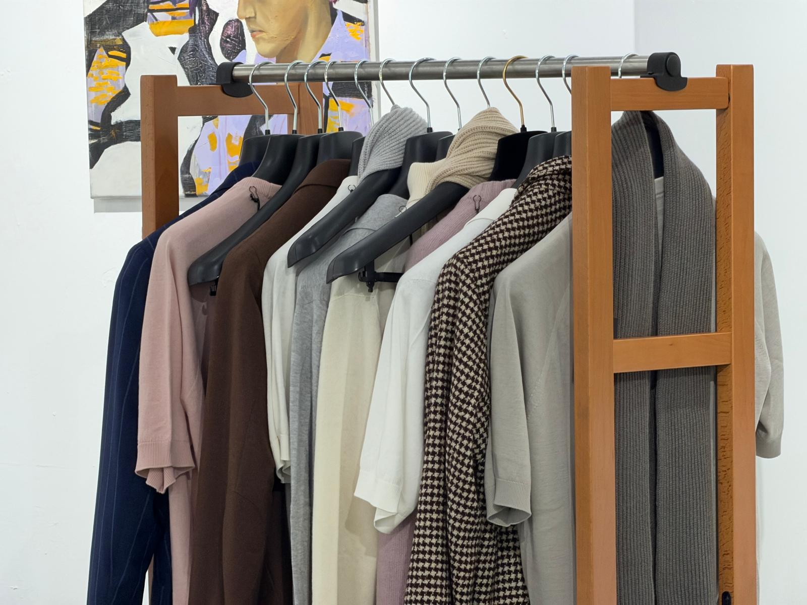 Individuelle Damenkleidung auf einem Kleiderständer