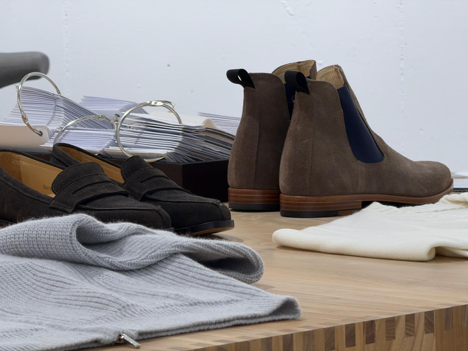Schuhe und Strick als Details der Präsentation