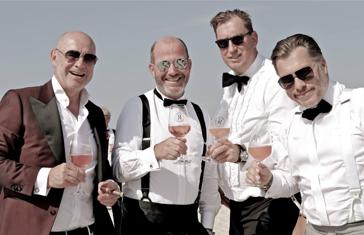 Vier Herren in Black-Tie-inspirierter Sommergarderobe