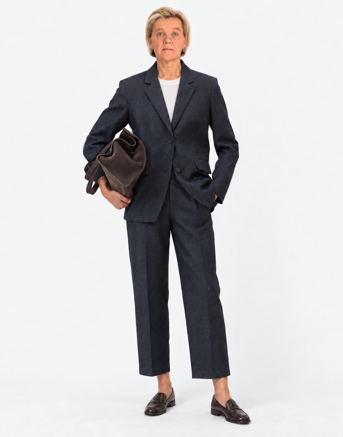 Damenlook von AF Bremen mit dunkelblauem Anzug und Loafern