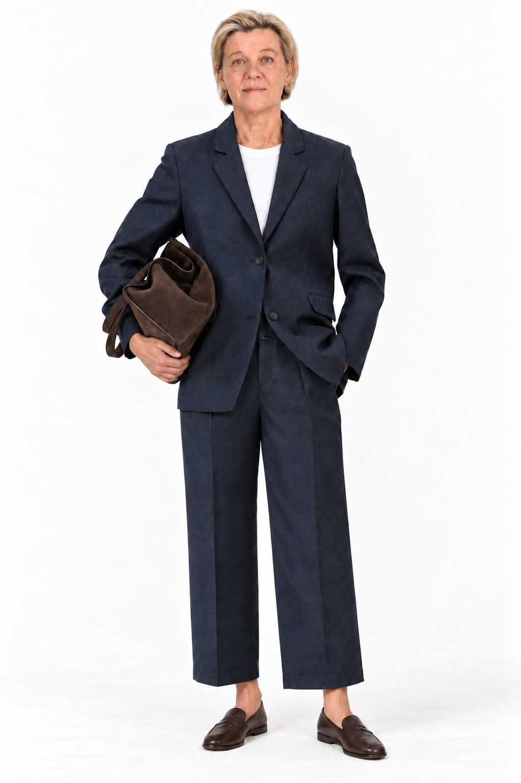 Damenlook von AF Bremen mit dunkelblauem Anzug und Loafern